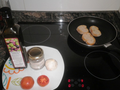 Die Zutaten! Zuerst wird Weißbrot in einer Pfanne oder auch im Toaster geröstet (im Sommer auch auf dem Grill).