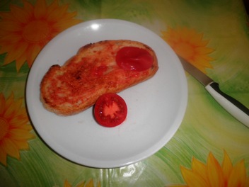 ...nehmen eine saftige Tomate, halbieren sie und drücken sie kräftig auf dem Brot aus!
