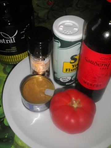 Man nehme: frische, saftige Tomaten, Salz und Pfeffer, Thunfisch, Essig (wir nehmen gerne einen Weinessig) und natürlich Olivenöl!