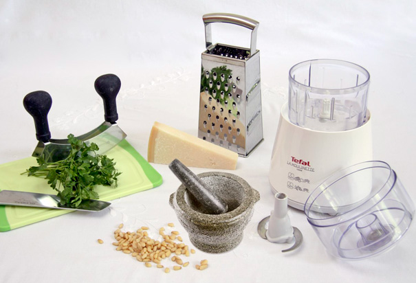 Kuechenwerkzeuge-fuer-die-Pesto-Zubereitung