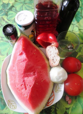 Die Zutaten für 4 Personen: ¼ Wassermelone, 1 Gurke, halbe Paprika, 2 Tomaten (ohne Haut), Salz, Pfeffer, Knoblauch, etwas trockenes Brot, Essig und Olivenöl (hier passt ein Arbequina-Öl hervorragend)