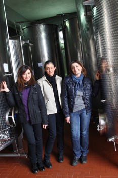 Die Librandi-Schwestern Carmela, Lucia und Angela (v.l.) vor den Öltanks in ihrer Mühle.