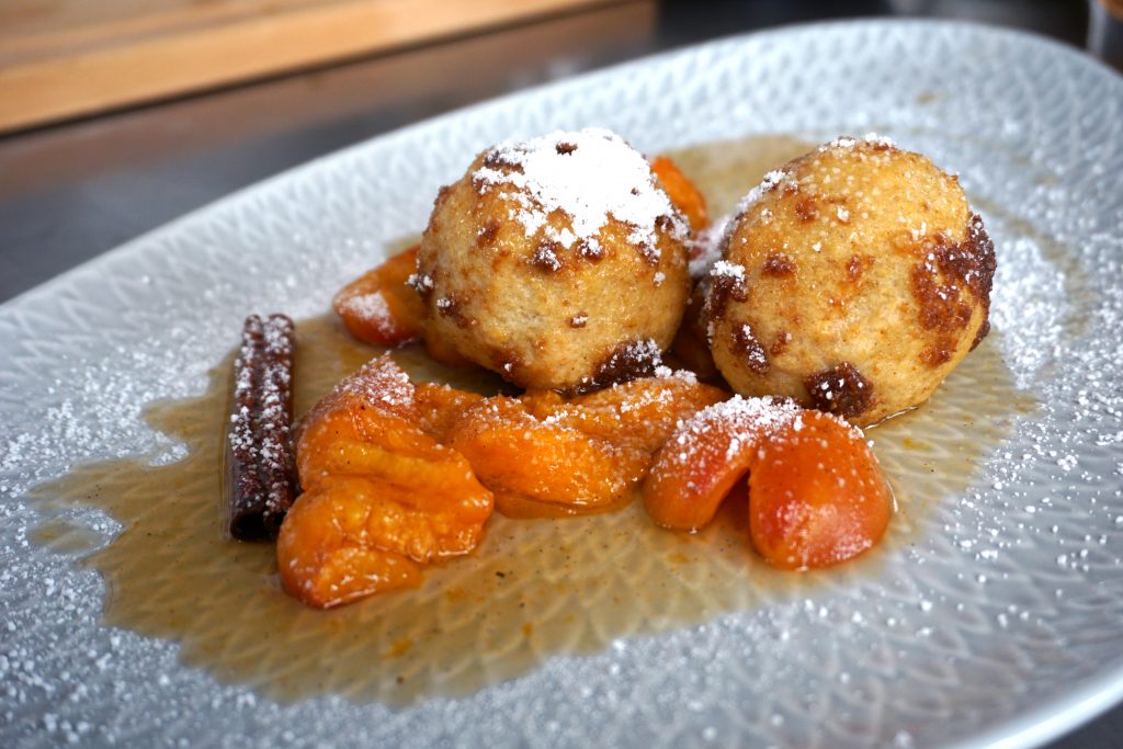 Quarkknödel mit Maisgrieß & Aprikosenröster – arteFakt Olivenölkampagne Quarkknödel mit Maisgrieß & Aprikosenröster – arteFakt Olivenölkampagne