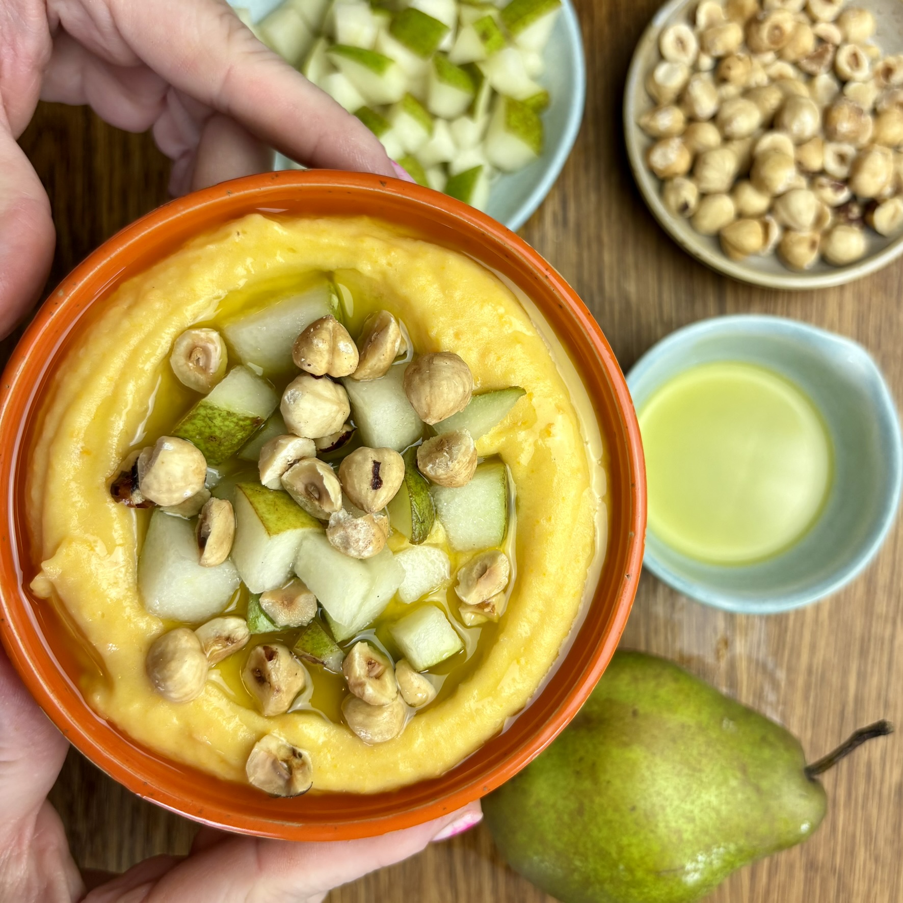 Cremiges Steckrübenpüree mit marinierten Birnen, gerösteten Haselnüssen und Primario Olivenöl
