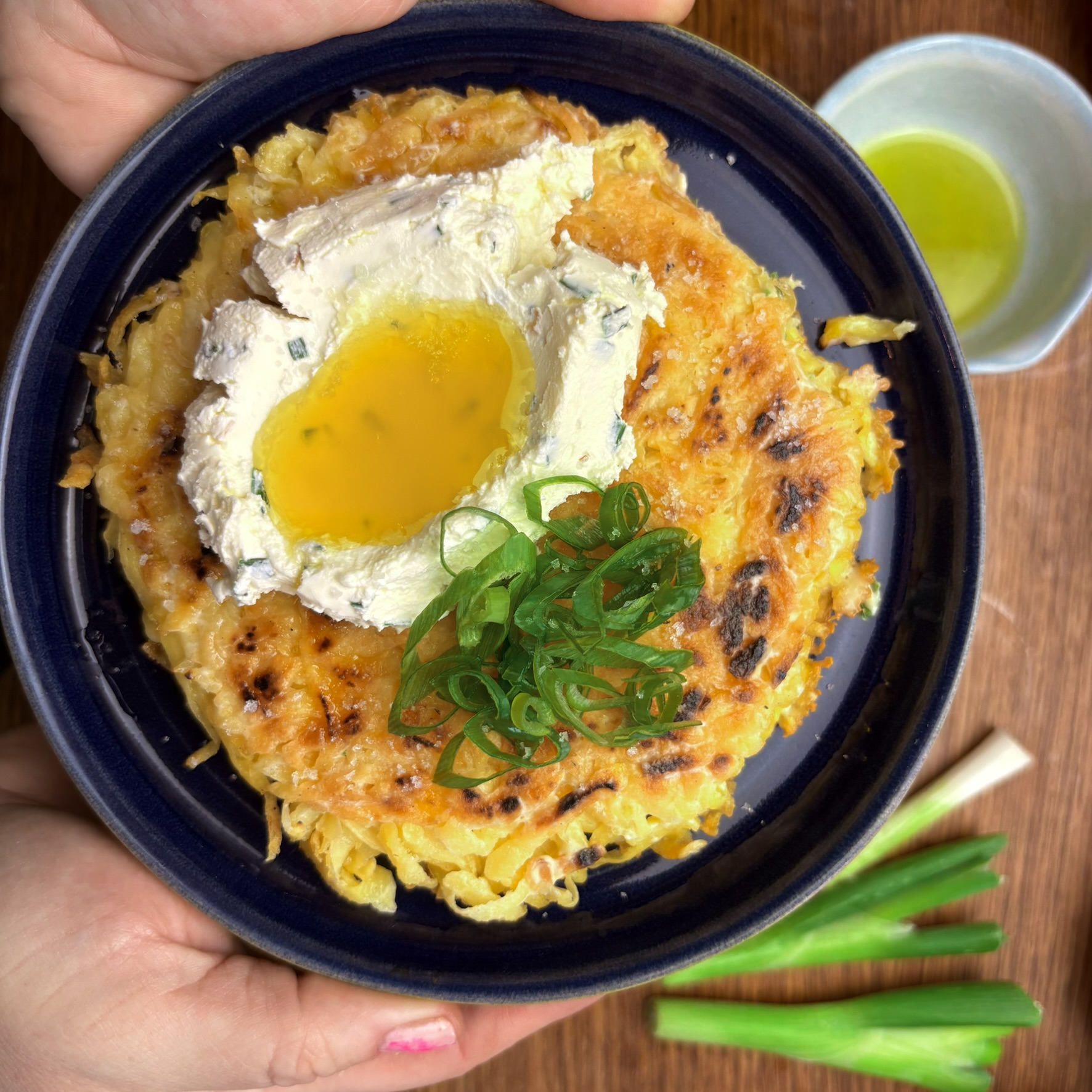 Goldbrauner Kartoffelrösti mit Lauch-Mascarpone, frischen Lauchzwiebeln und Primario Olivenöl