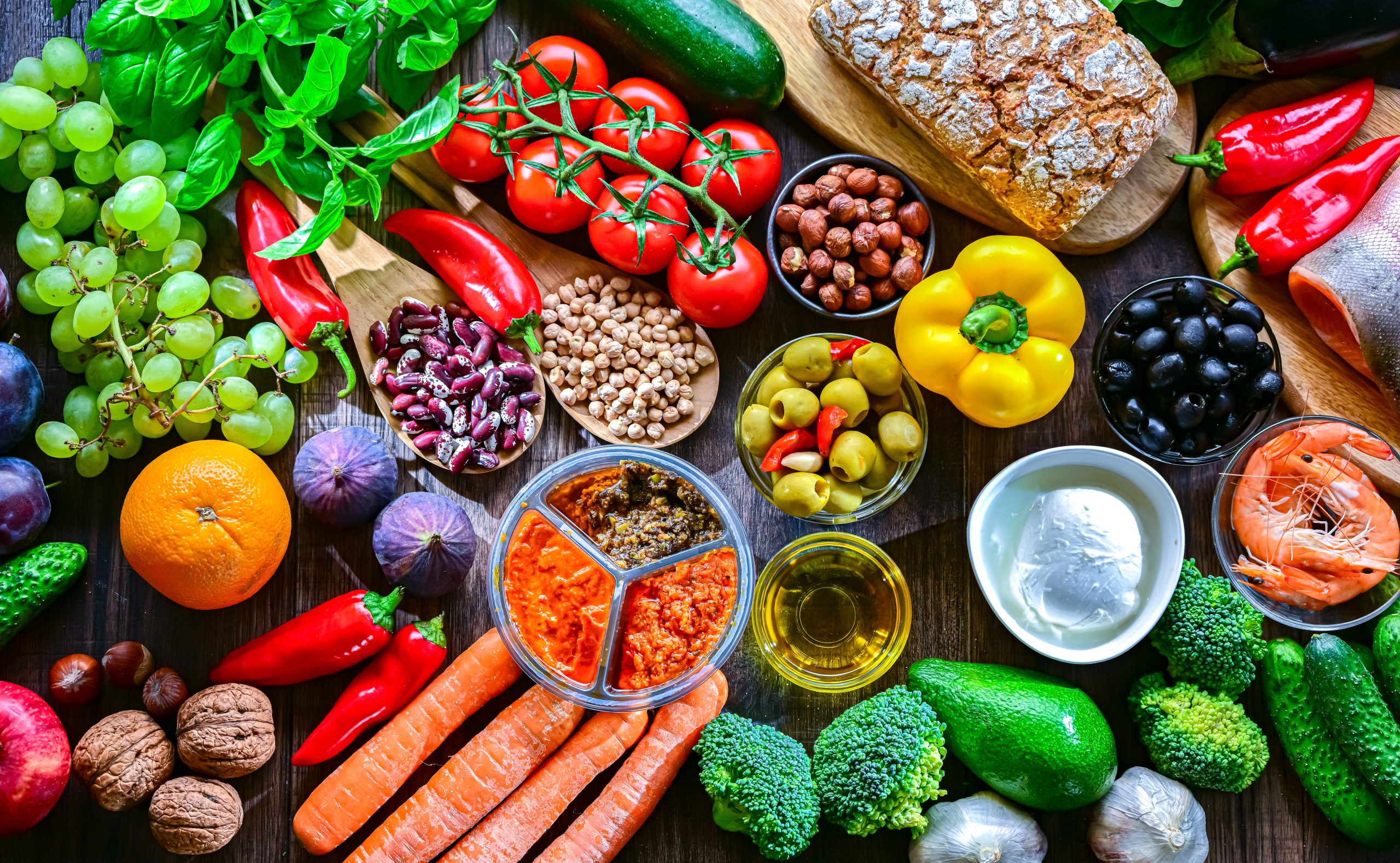 Gemüse, Obst, Hülsenfrüchte, Nüsse, Brot, Fisch und Olivenöl